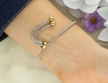 Elegancka bransoletka damska Nomination Italy Milleluci z zawieszką w kształcie koniczynki 028018 006. Stal szlachetna platerowana złotem, wysadzana cyrkoniami, regulowana długość 14–19 cm. Idealny  (1).jpg